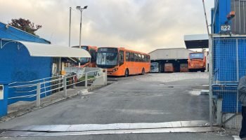 Funcionários de ônibus interrompem serviços em Curitiba por atraso salarial