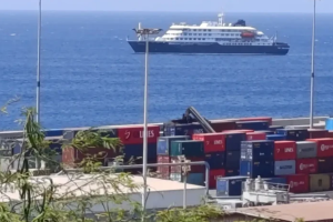 passageiros-comecam-a-deixar-navio-onde-houve-surt006400360202605101813.png