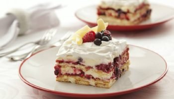 Pavê de chocolate branco pronto para servir, destacando camadas e top de frutas