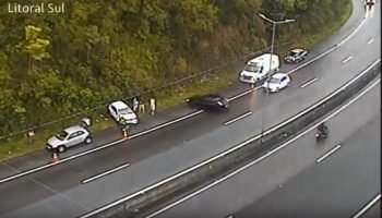 Policiais são atropelados por carro desgovernado em ocorrência na BR-101, SC