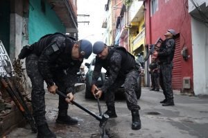 policiais-retiram-barricadas-em-paraisopolis-300x200-1