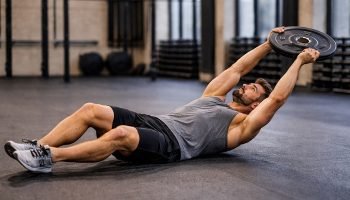 Exercícios com cargas externas ajudam na definição do abdômen e fortalecem o cor