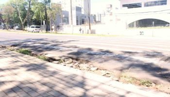 Ponto de ônibus na JK reduzido, passageiros reclamam