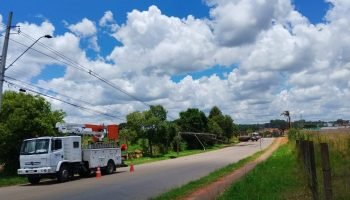 Batidas de veículos causam 3,6 mil substituições de postes no Paraná em 2025
