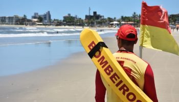 Postos salva-vidas garantem segurança nas praias do Paraná