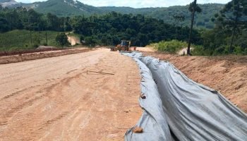 Pavimentação de rodovia em Doutor Ulysses atinge 19,79%