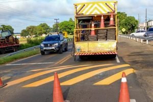 Trabalhos de sinalização horizontal no perímetro urbano da PR-170 em Guarapuava.
