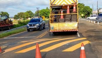 Trabalhos de sinalização horizontal no perímetro urbano da PR-170 em Guarapuava.