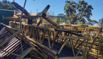 Estado doa passarela para pedestres na PR-317 de Toledo