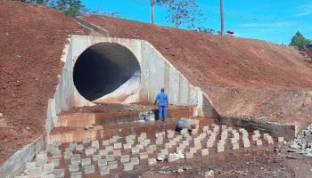 Instalação de novo bueiro metálico em rodovia de Ribeirão do Pinhal quase concluída