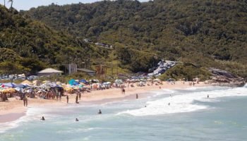 Balneário Camboriú proíbe nudismo na Praia do Pinho, primeira praia naturista do Brasil