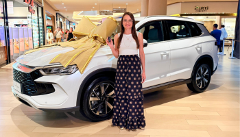 Anna Flávia Nardielo vence carro elétrico no sorteio de Natal do Jockey Plaza Shopping