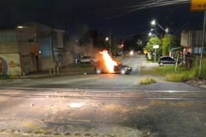 Veículo foi incendiado na Rua dos Ferroviários após confronto policial que termi