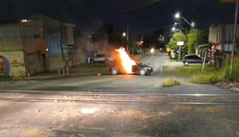 Veículo foi incendiado na Rua dos Ferroviários após confronto policial que termi