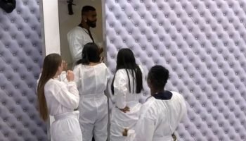 Participantes do BBB 26 enfrentam tensão após fezes encontradas no Quarto Branco