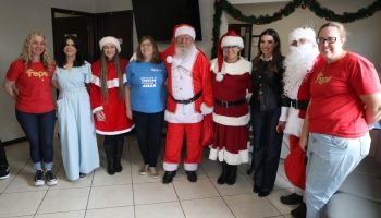 Conselho da Alep entrega presentes de Natal