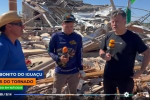 Jornalista Dennis Migliorini durante entrevista com membros da Igreja Assembleia de Deus que perderam o templo devido ao tornado (Reprodução)