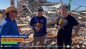 Jornalista Dennis Migliorini durante entrevista com membros da Igreja Assembleia de Deus que perderam o templo devido ao tornado (Reprodução)