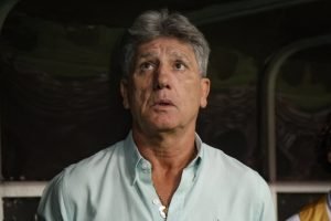 renato-gaucho-em-campo-no-empate-entre-bahia-e-fluminense-foto-marcelo-goncalves-ffc-750x469-1