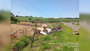 Semirreboque desengata e capota na PR-239 em Arapoti