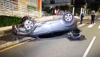 Câmera registra capotamento de carro no Centro de Ponta Grossa