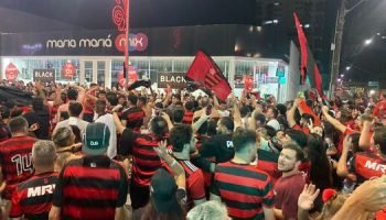 Flamenguistas celebram tetra da Libertadores em Ponta Grossa