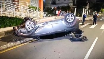 Motorista desrespeita leis de trânsito e capota veículo no Centro de Ponta Grossa