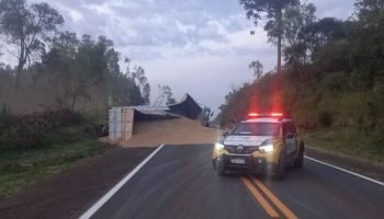 Caminhão tomba e espalha carga de malte pela pista na PR-170