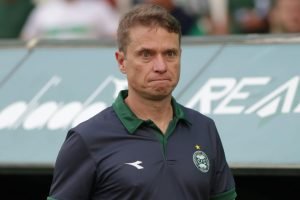 Laterais Bruno Melo e Tinga contribuíram para os gols do Coxa, mas treinador ped