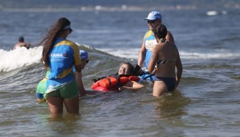 Praia Acessível amplia atendimentos com 11 cadeiras anfíbias em 2026
