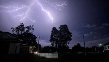 Curitiba registra mais de 500 raios durante temporal