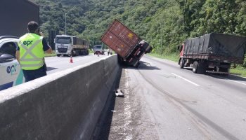 Caminhão tomba e complica trânsito na BR-277, no Litoral
