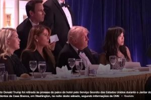 Momento que Donald Trump percebe a entrada do atirador no salão de festas (Foto
