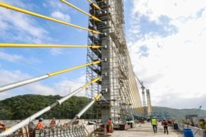 Foto: O último estai da Ponte Guaratuba foi colocado no apoio 04 (Foto: Roberto