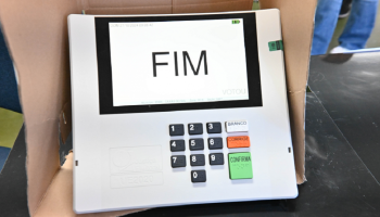 Eleitor com biometria registra voto em urna eletrônica — Foto: Carregando