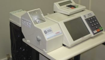 Boletim de urna é impresso ao final da votação para conferência pública e auditá