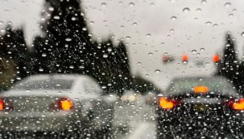 vidro-do-carro-embacado-na-chuva-750x423-1