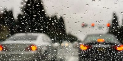 vidro-do-carro-embacado-na-chuva-750x423-1