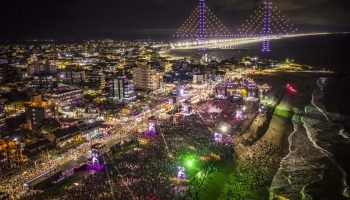 DJ Alok projeta ponte de Guaratuba com drones em show recorde de público do Verão Maior