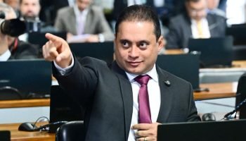 Operação contra descontos ilegais no INSS foca senador e secretário da Previdência