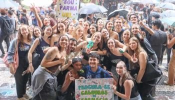 Aprovados na UEL celebram Vestibafest 2026 com alegria, chuva e tinta