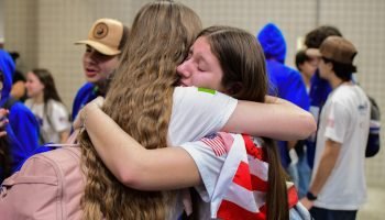 Estudantes retornam ao Brasil com emoção e alegria após semestre nos EUA