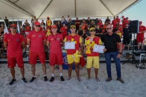 Bombeiros formam novos guarda-vidas em cerimônia em Matinhos. — Foto: Governo do