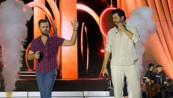 Zé Neto e Cristiano encantam público com show em Matinhos apesar da chuva